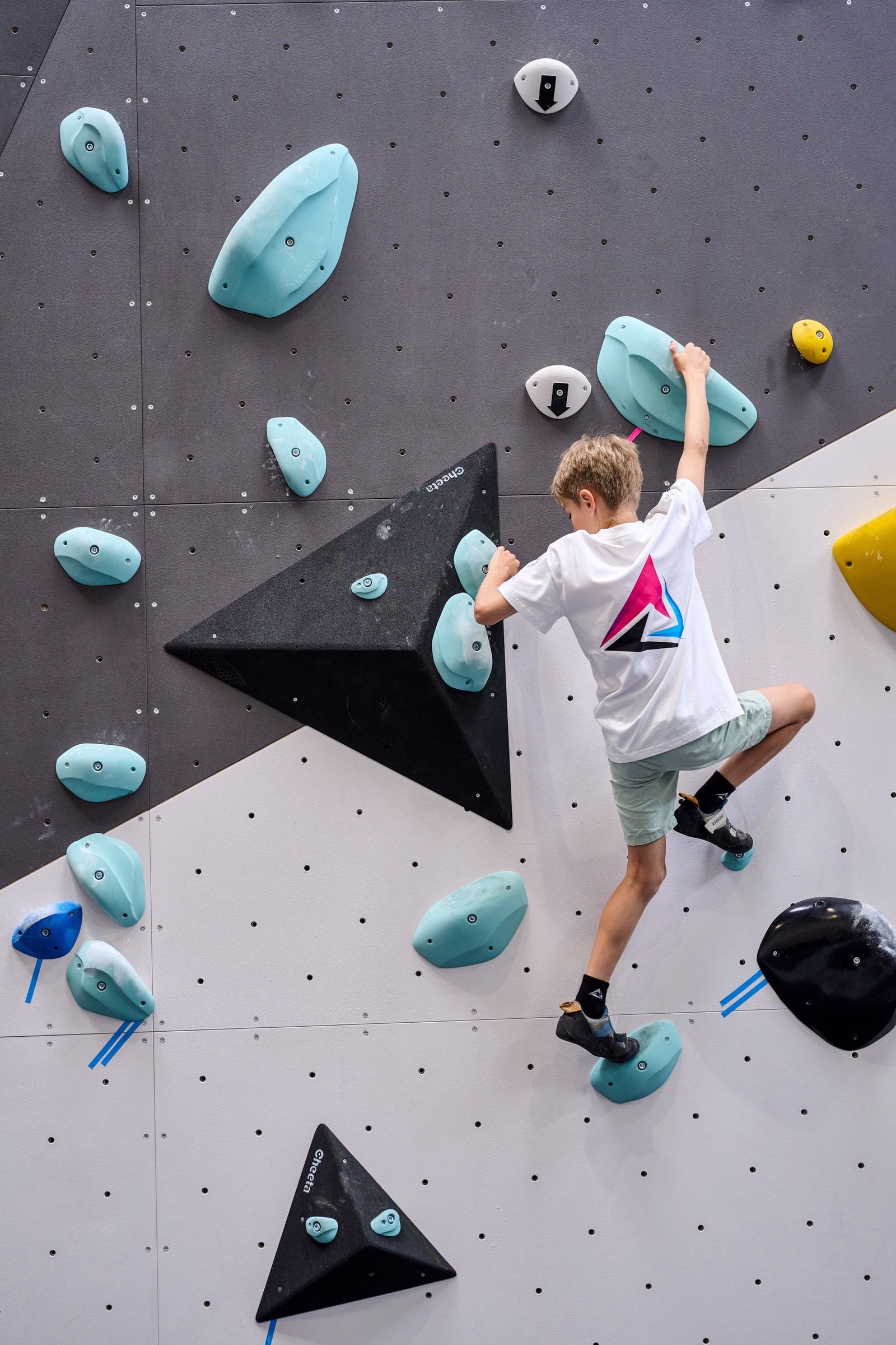 Dziecko na ściance wspinaczkowej Delta Climb